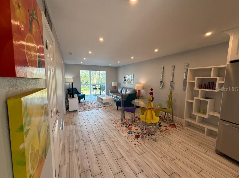 На продажу: $189,900 (2 спален, 2 ванн, 828 Квадратных фут)