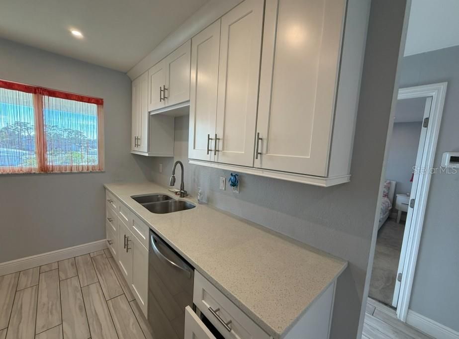 На продажу: $189,900 (2 спален, 2 ванн, 828 Квадратных фут)