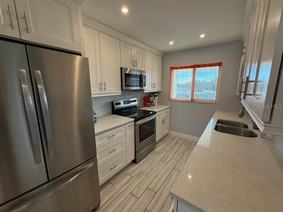 На продажу: $189,900 (2 спален, 2 ванн, 828 Квадратных фут)