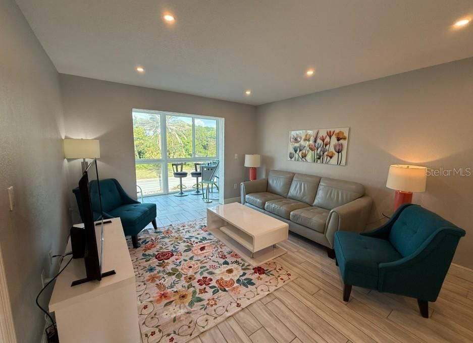 На продажу: $189,900 (2 спален, 2 ванн, 828 Квадратных фут)