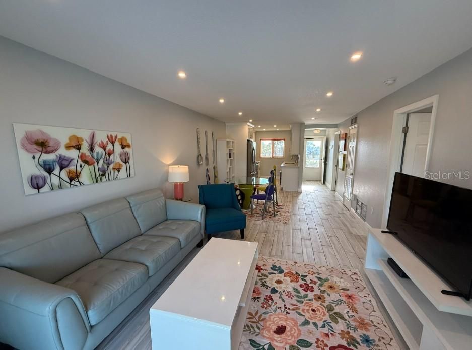 На продажу: $189,900 (2 спален, 2 ванн, 828 Квадратных фут)