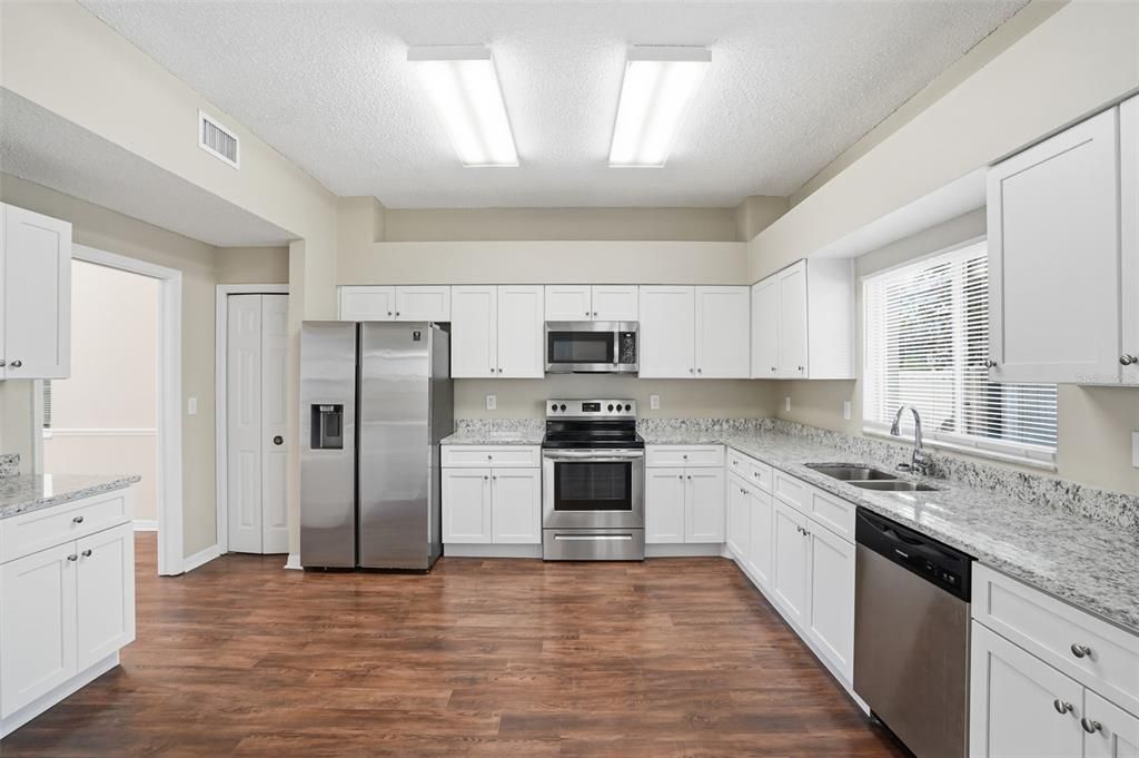 En Venta: $529,000 (5 camas, 2 baños, 3214 Pies cuadrados)