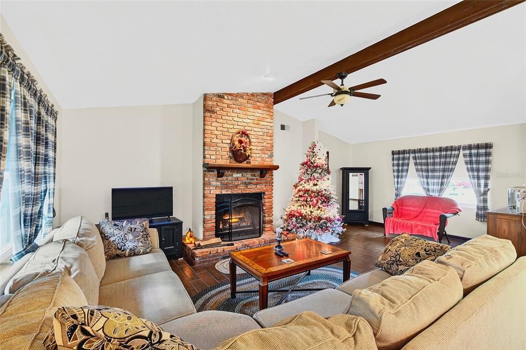 Active With Contract: $270,000 (3 beds, 2 baths, 1462 Square Feet)