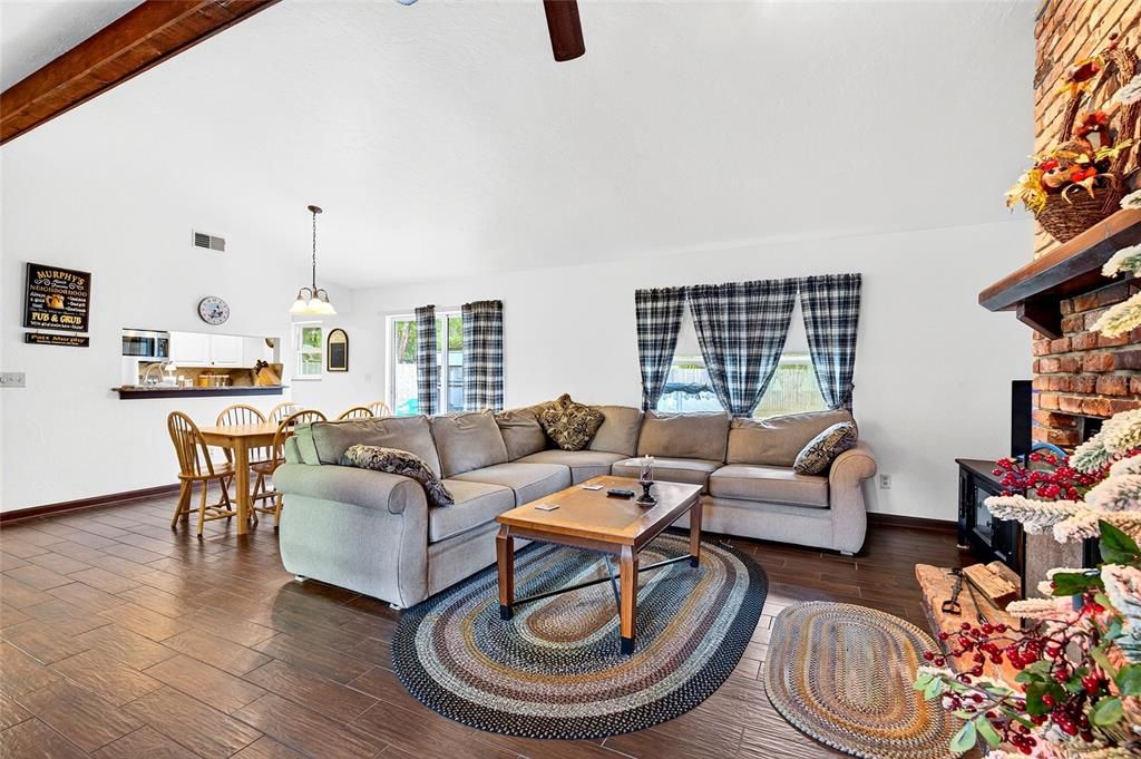 Active With Contract: $270,000 (3 beds, 2 baths, 1462 Square Feet)