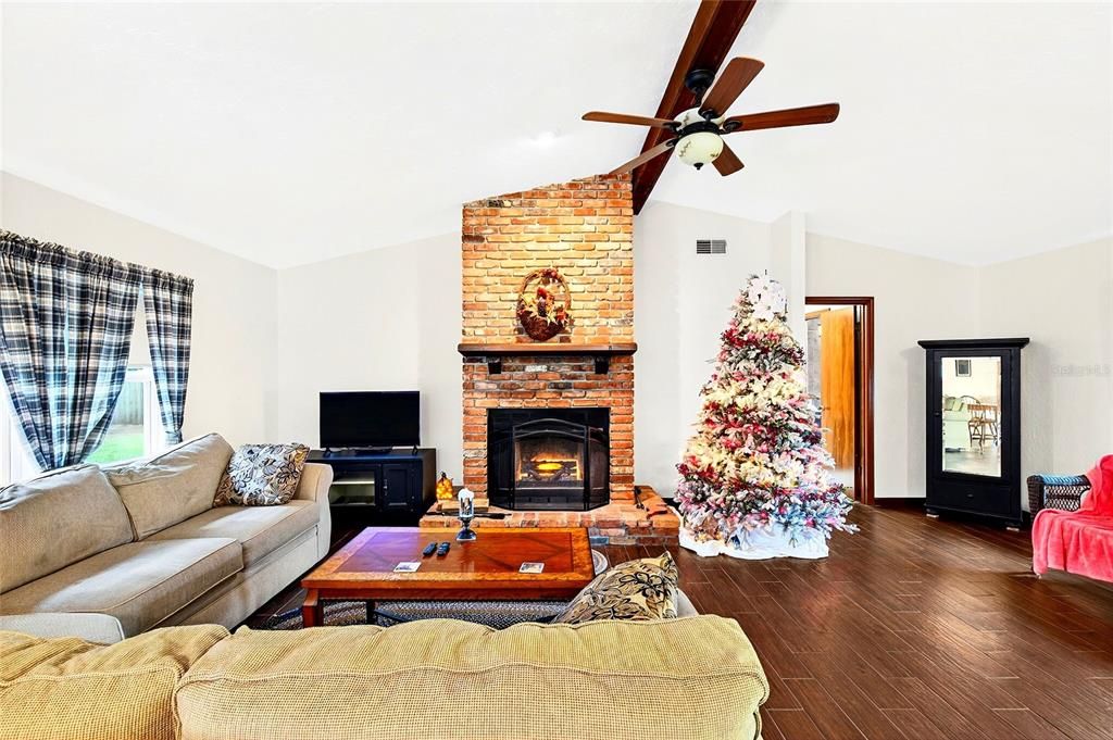 Active With Contract: $270,000 (3 beds, 2 baths, 1462 Square Feet)