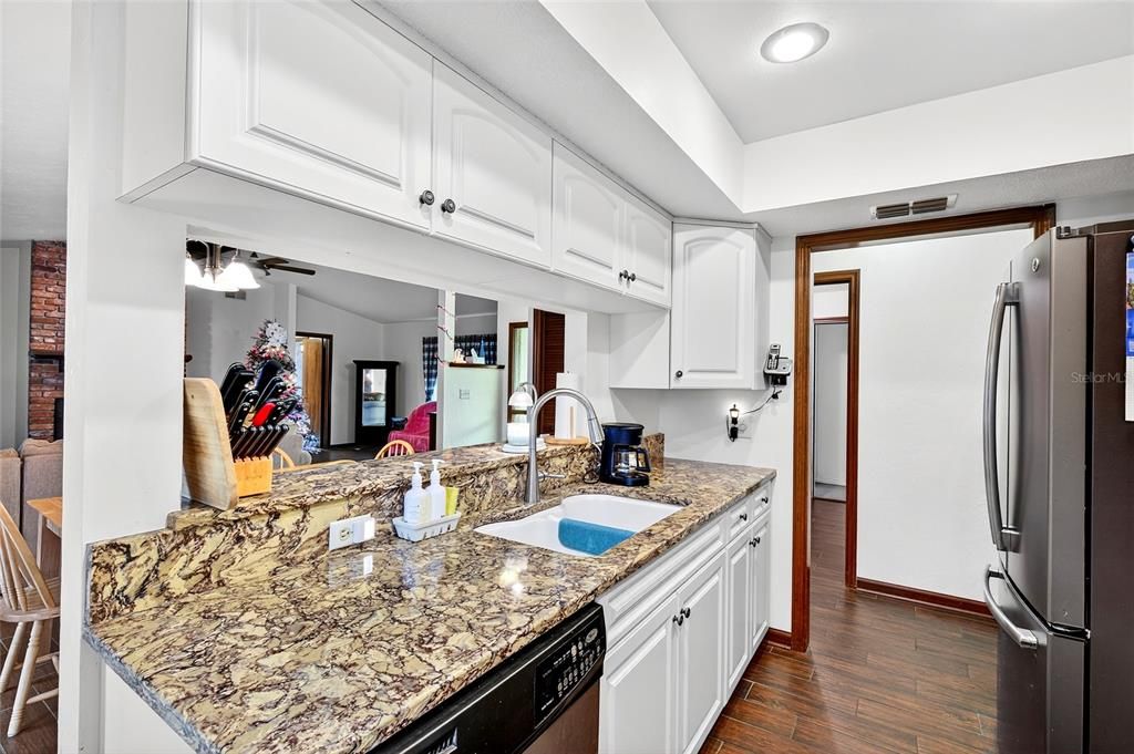 Active With Contract: $270,000 (3 beds, 2 baths, 1462 Square Feet)