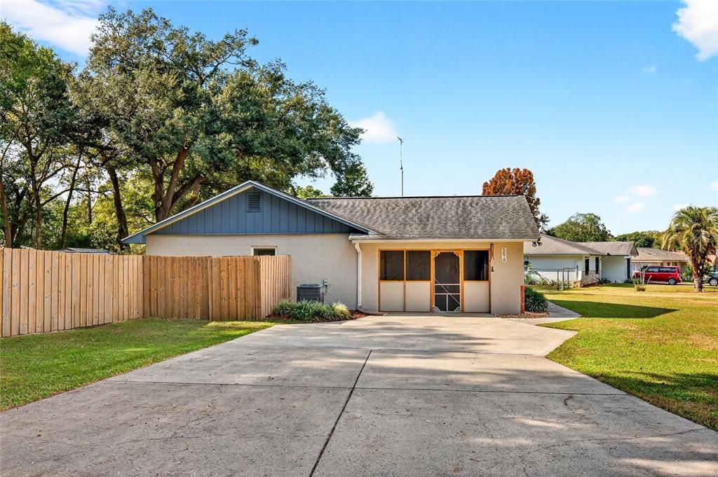 Active With Contract: $270,000 (3 beds, 2 baths, 1462 Square Feet)