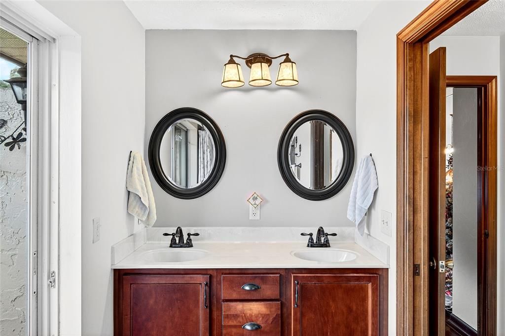 Active With Contract: $270,000 (3 beds, 2 baths, 1462 Square Feet)