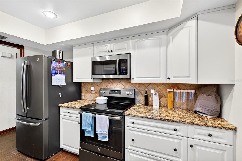 Active With Contract: $270,000 (3 beds, 2 baths, 1462 Square Feet)