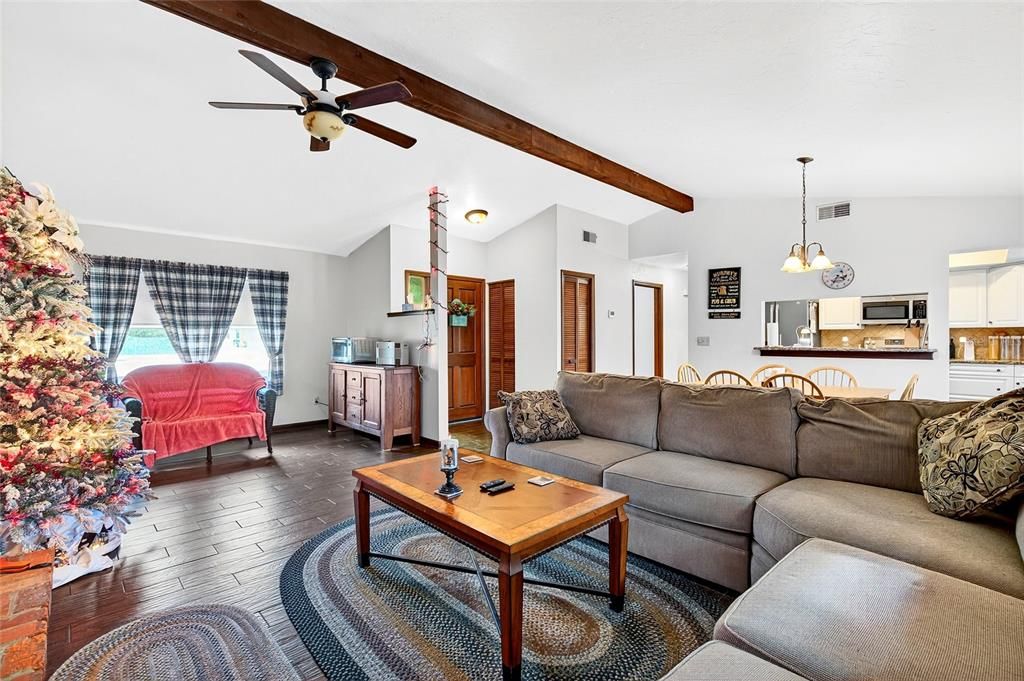 Active With Contract: $270,000 (3 beds, 2 baths, 1462 Square Feet)