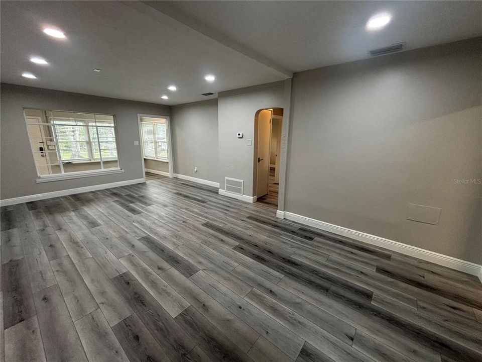 For Rent: $1,695 (2 beds, 1 baths, 958 Square Feet)