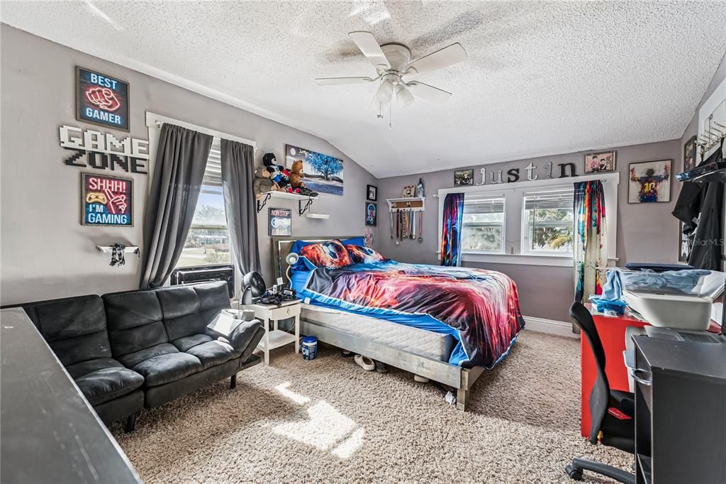 For Sale: $299,000 (5 beds, 3 baths, 1958 Square Feet)