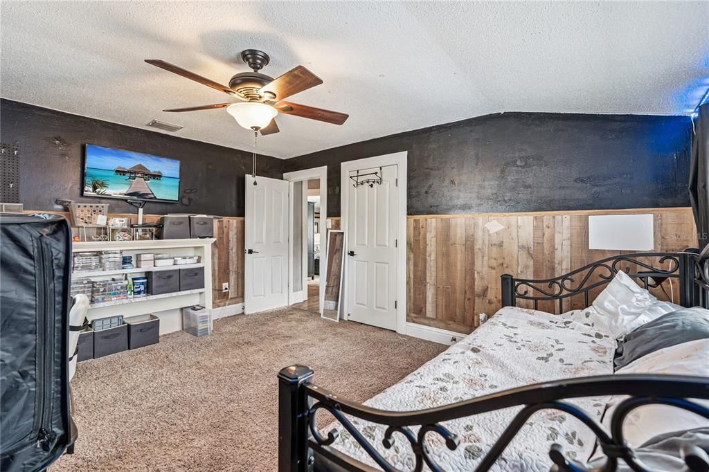 For Sale: $299,000 (5 beds, 3 baths, 1958 Square Feet)