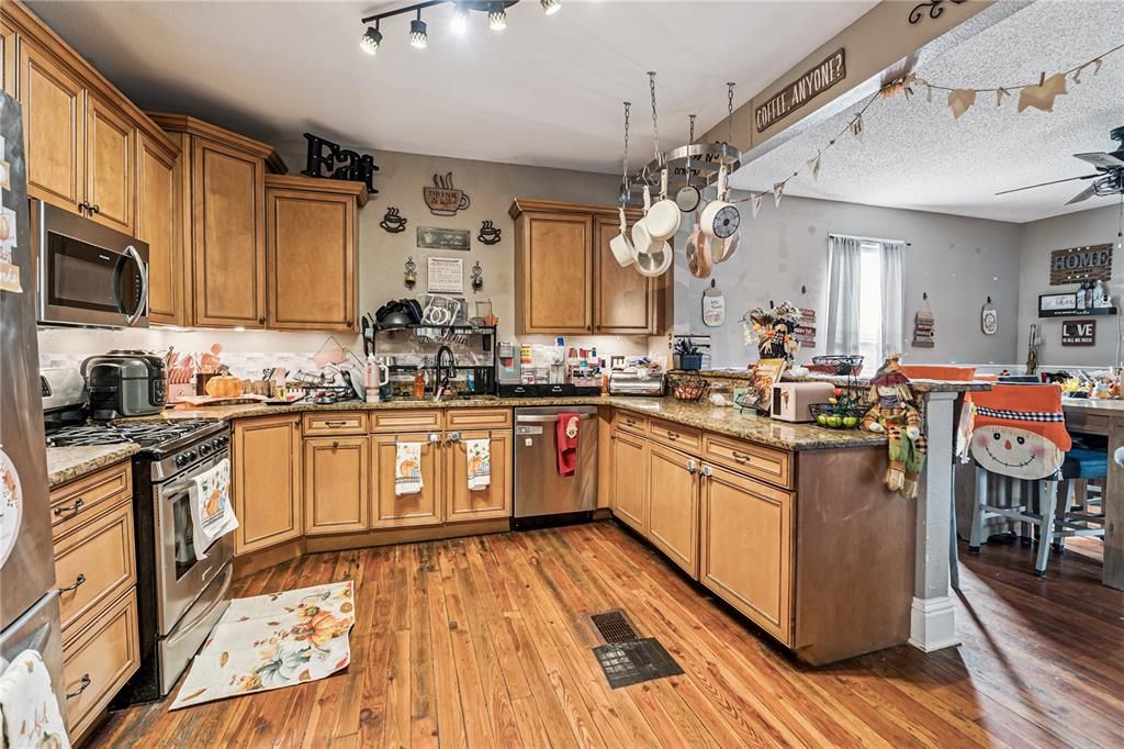 For Sale: $299,000 (5 beds, 3 baths, 1958 Square Feet)