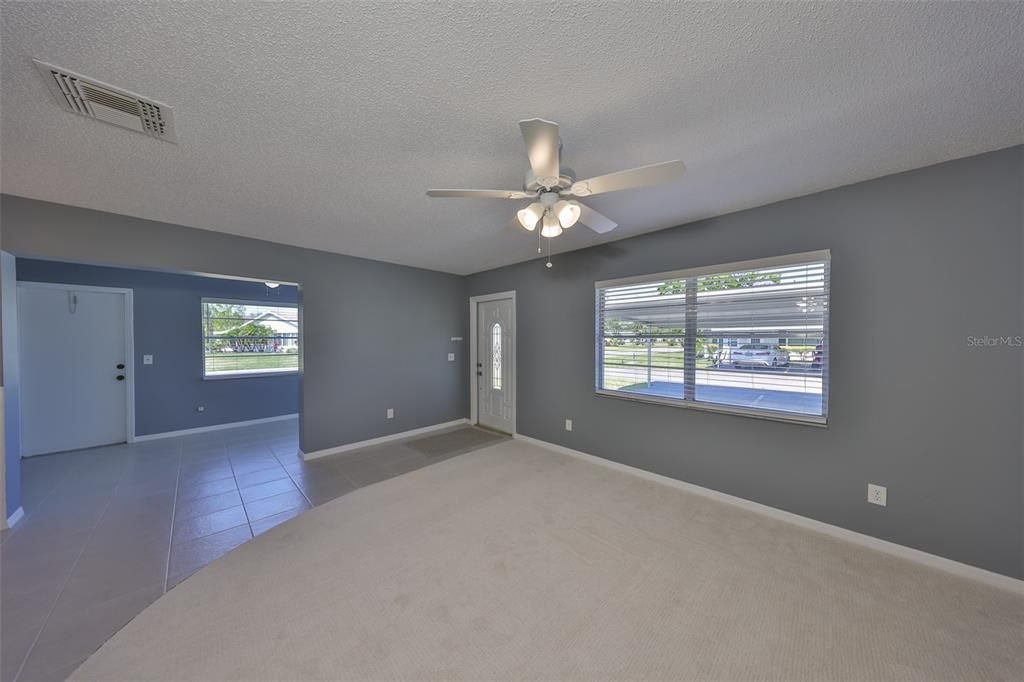 На продажу: $143,900 (1 спален, 1 ванн, 928 Квадратных фут)