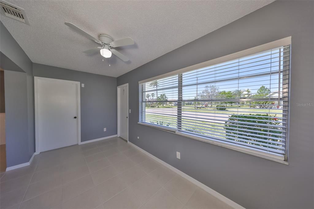 На продажу: $143,900 (1 спален, 1 ванн, 928 Квадратных фут)