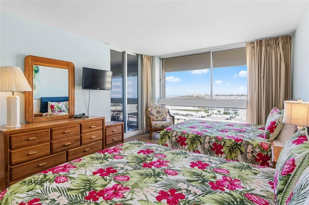 For Sale: $1,750,000 (2 beds, 2 baths, 1300 Square Feet)