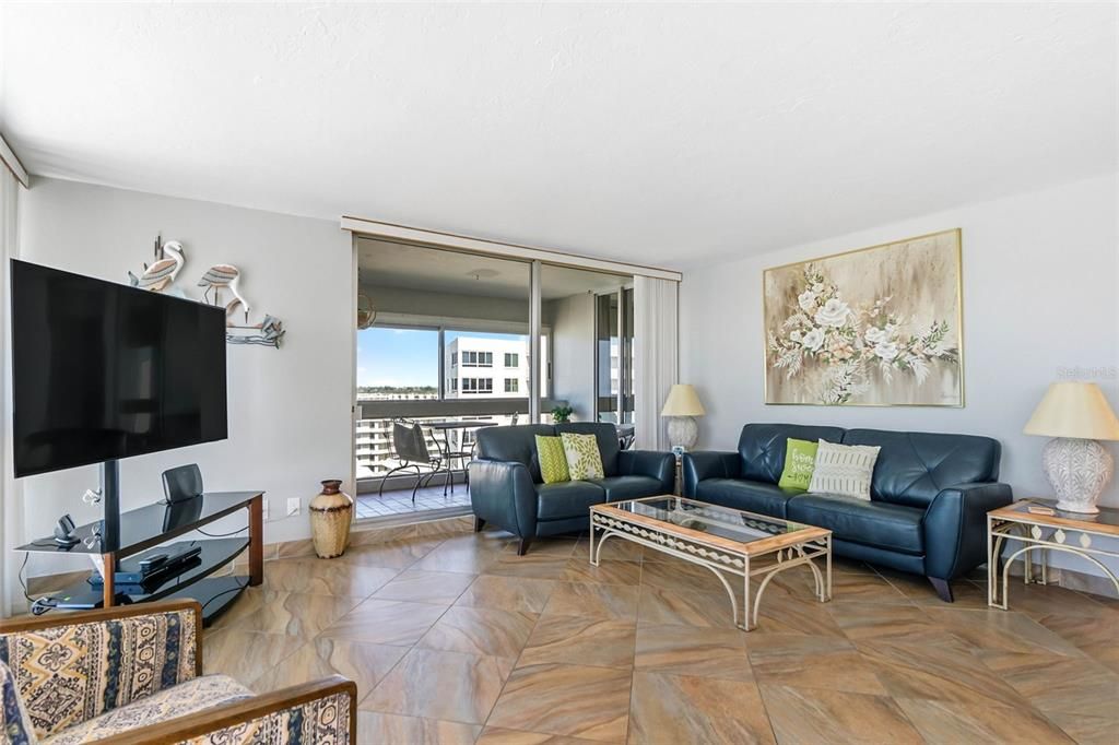 For Sale: $1,750,000 (2 beds, 2 baths, 1300 Square Feet)