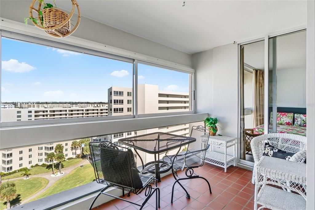 For Sale: $1,750,000 (2 beds, 2 baths, 1300 Square Feet)