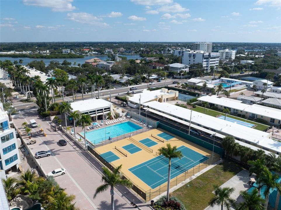 For Sale: $1,750,000 (2 beds, 2 baths, 1300 Square Feet)