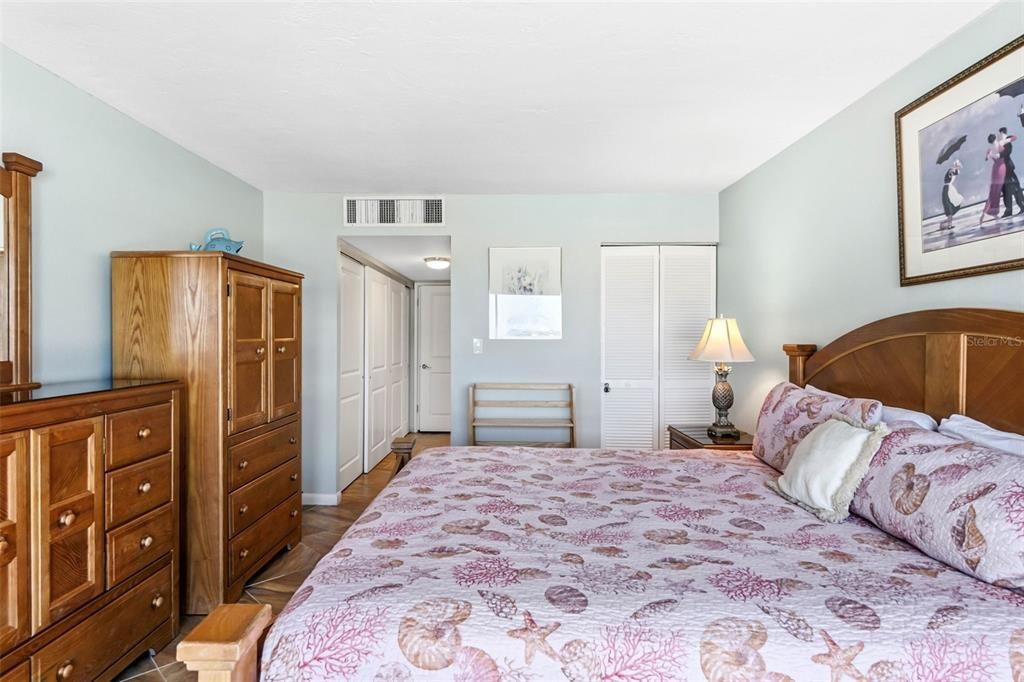 For Sale: $1,750,000 (2 beds, 2 baths, 1300 Square Feet)