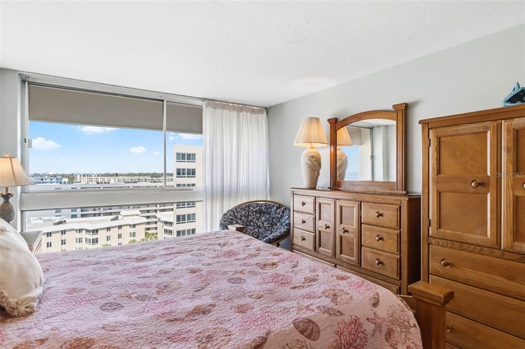 For Sale: $1,750,000 (2 beds, 2 baths, 1300 Square Feet)