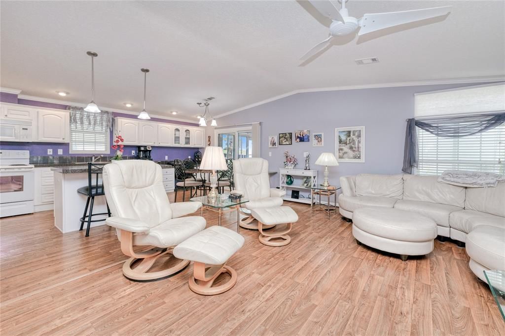 待售: $215,000 (2 贝兹, 2 浴室, 1196 平方英尺)