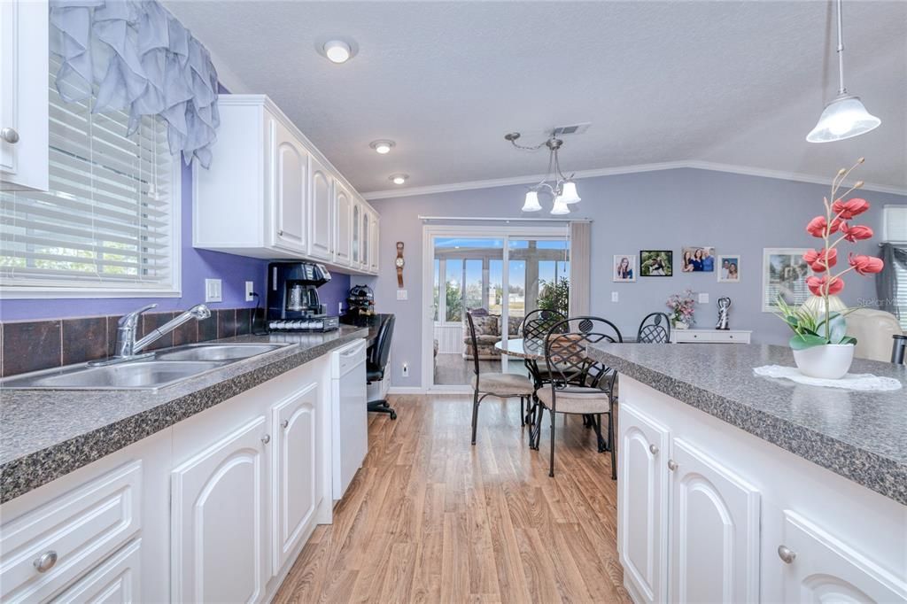 待售: $215,000 (2 贝兹, 2 浴室, 1196 平方英尺)