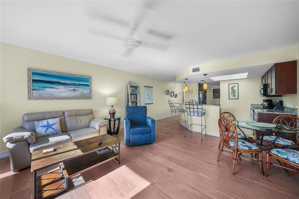 待售: $245,000 (2 贝兹, 2 浴室, 1138 平方英尺)