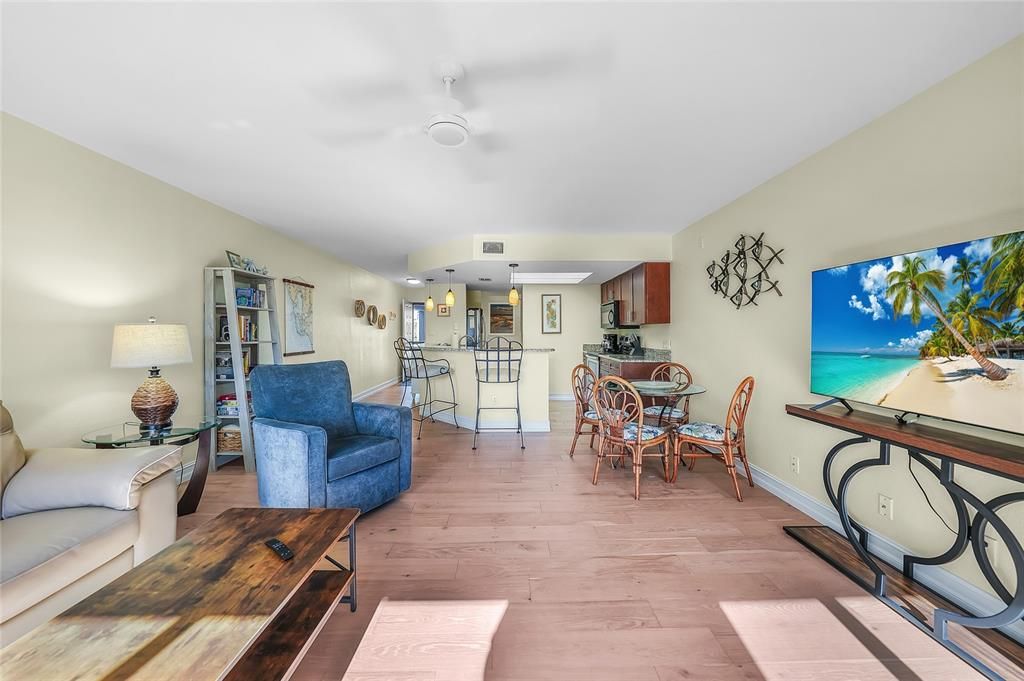 待售: $245,000 (2 贝兹, 2 浴室, 1138 平方英尺)