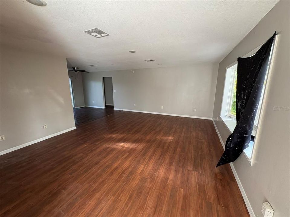 待售: $290,000 (4 贝兹, 2 浴室, 1875 平方英尺)