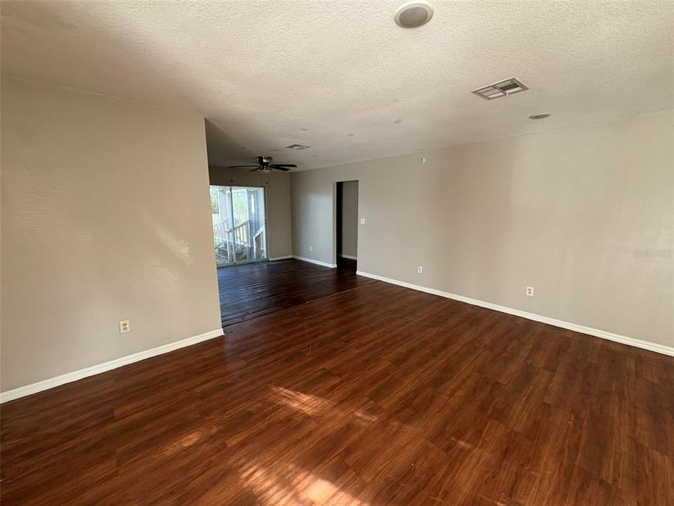 待售: $290,000 (4 贝兹, 2 浴室, 1875 平方英尺)