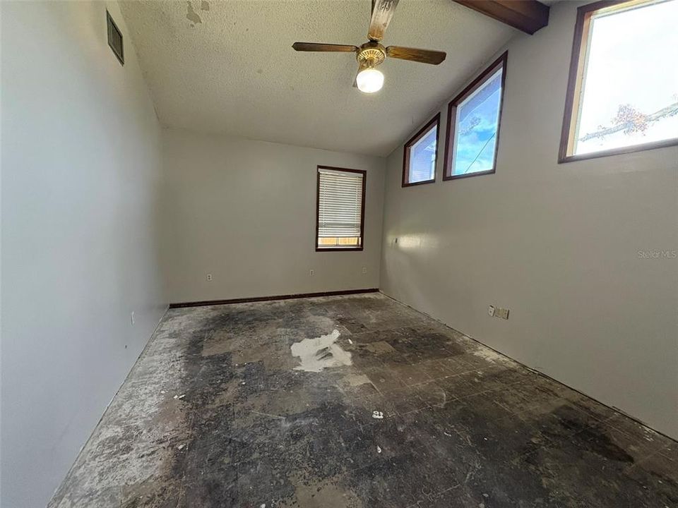 待售: $290,000 (4 贝兹, 2 浴室, 1875 平方英尺)