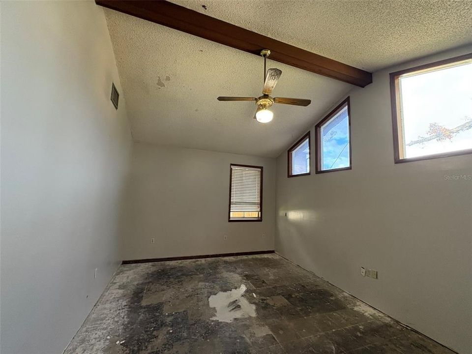 待售: $290,000 (4 贝兹, 2 浴室, 1875 平方英尺)