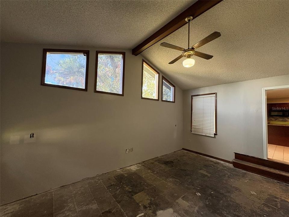 待售: $290,000 (4 贝兹, 2 浴室, 1875 平方英尺)