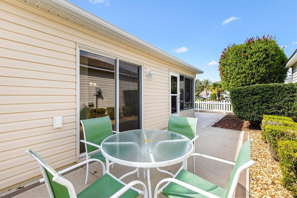 合同活跃: $289,000 (2 贝兹, 2 浴室, 1156 平方英尺)