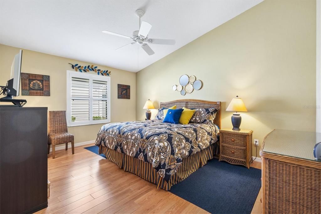 合同活跃: $289,000 (2 贝兹, 2 浴室, 1156 平方英尺)