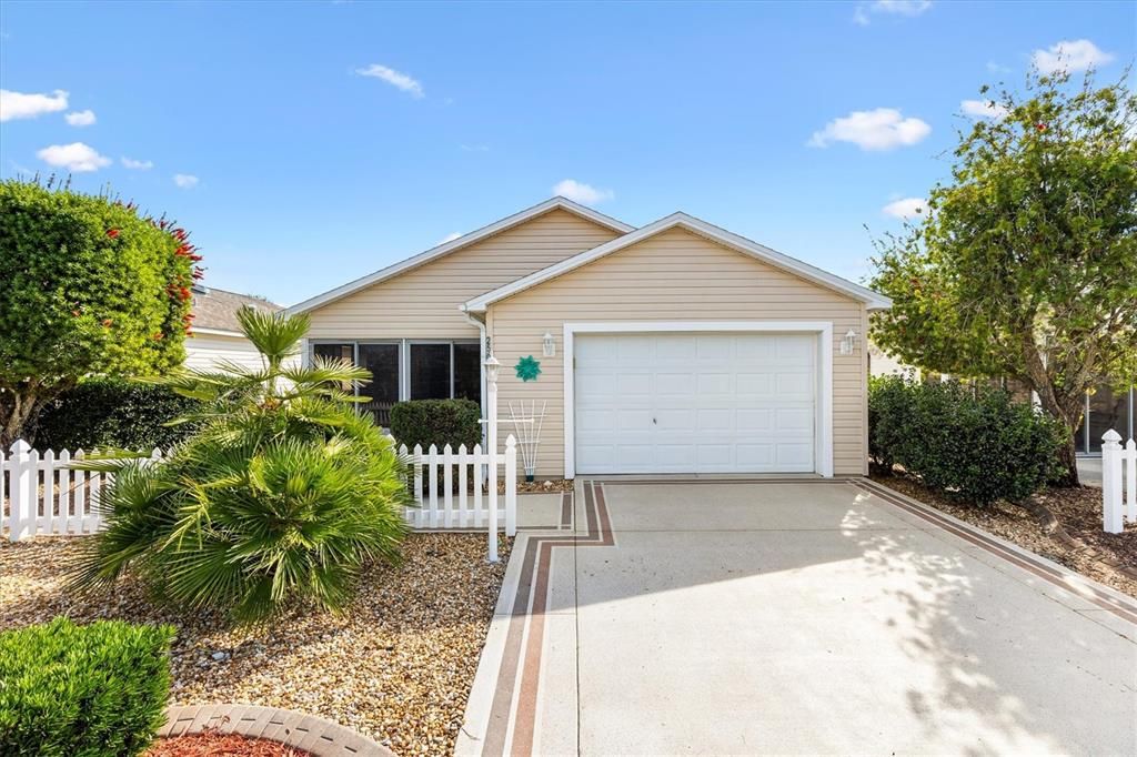 合同活跃: $289,000 (2 贝兹, 2 浴室, 1156 平方英尺)