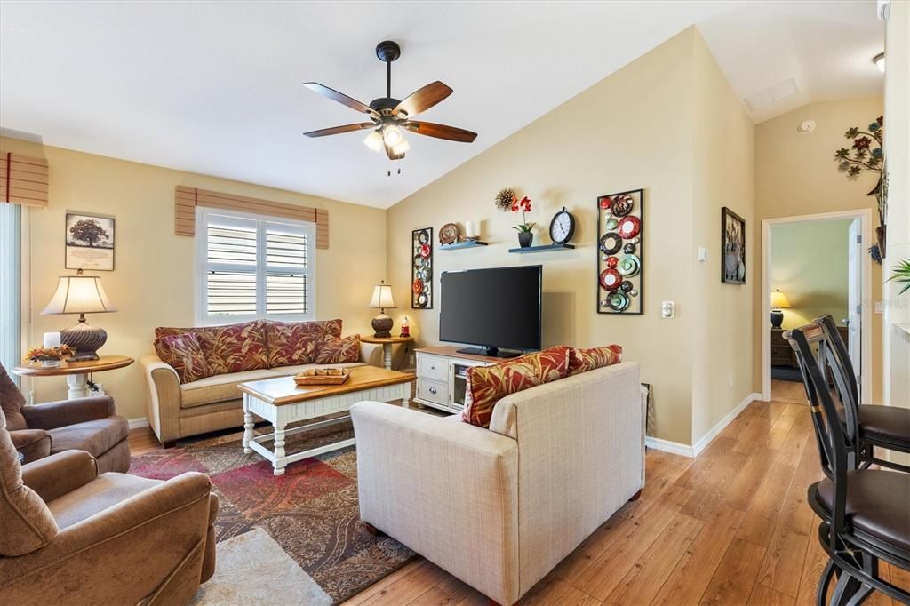 合同活跃: $289,000 (2 贝兹, 2 浴室, 1156 平方英尺)