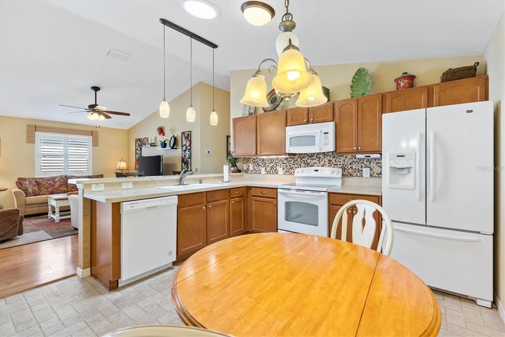 合同活跃: $289,000 (2 贝兹, 2 浴室, 1156 平方英尺)