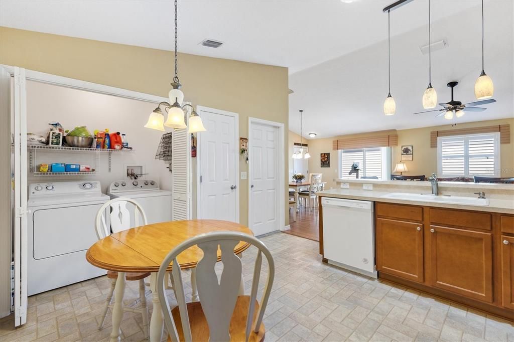 合同活跃: $289,000 (2 贝兹, 2 浴室, 1156 平方英尺)