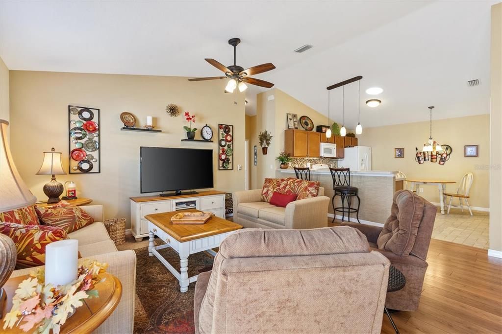 合同活跃: $289,000 (2 贝兹, 2 浴室, 1156 平方英尺)