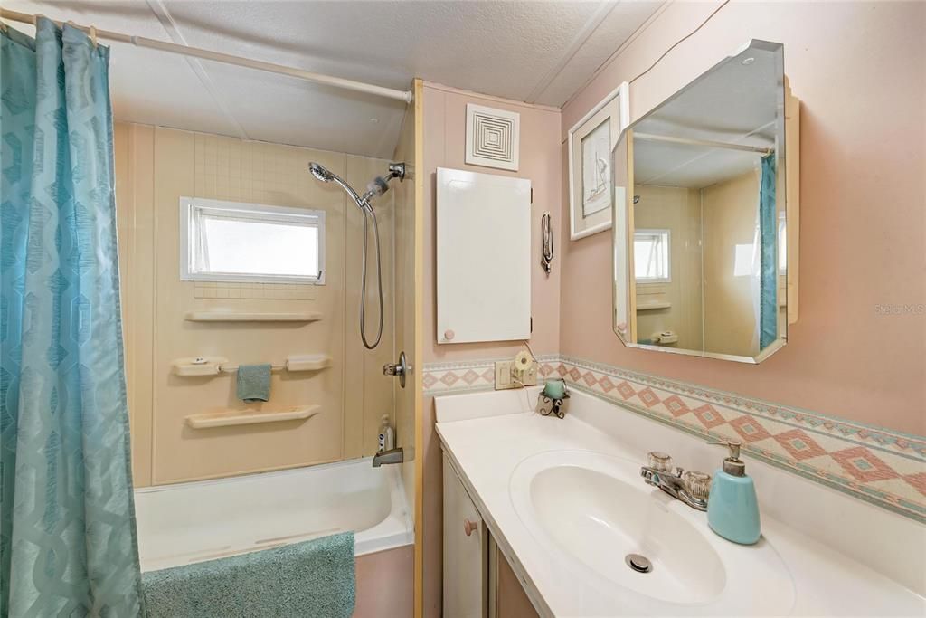 For Sale: $220,000 (2 beds, 1 baths, 894 Square Feet)