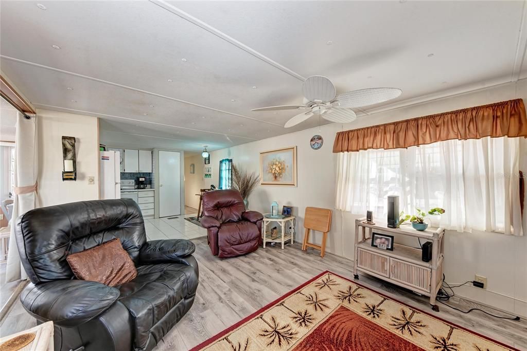 For Sale: $220,000 (2 beds, 1 baths, 894 Square Feet)