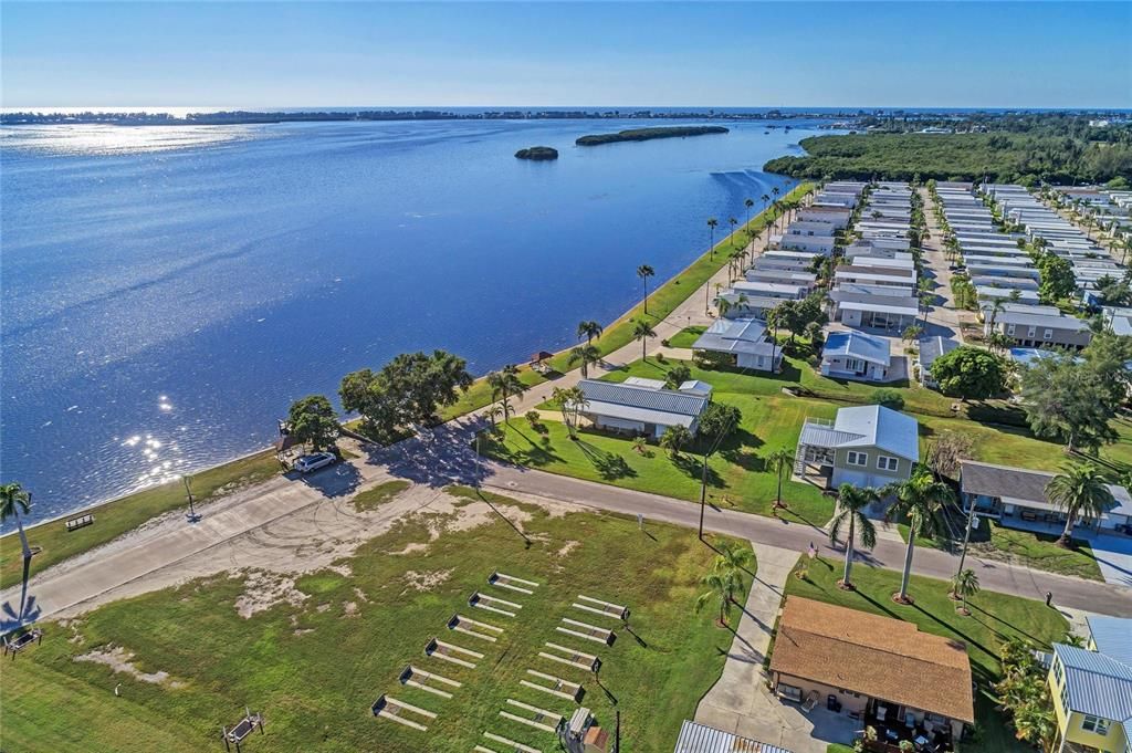 For Sale: $220,000 (2 beds, 1 baths, 894 Square Feet)