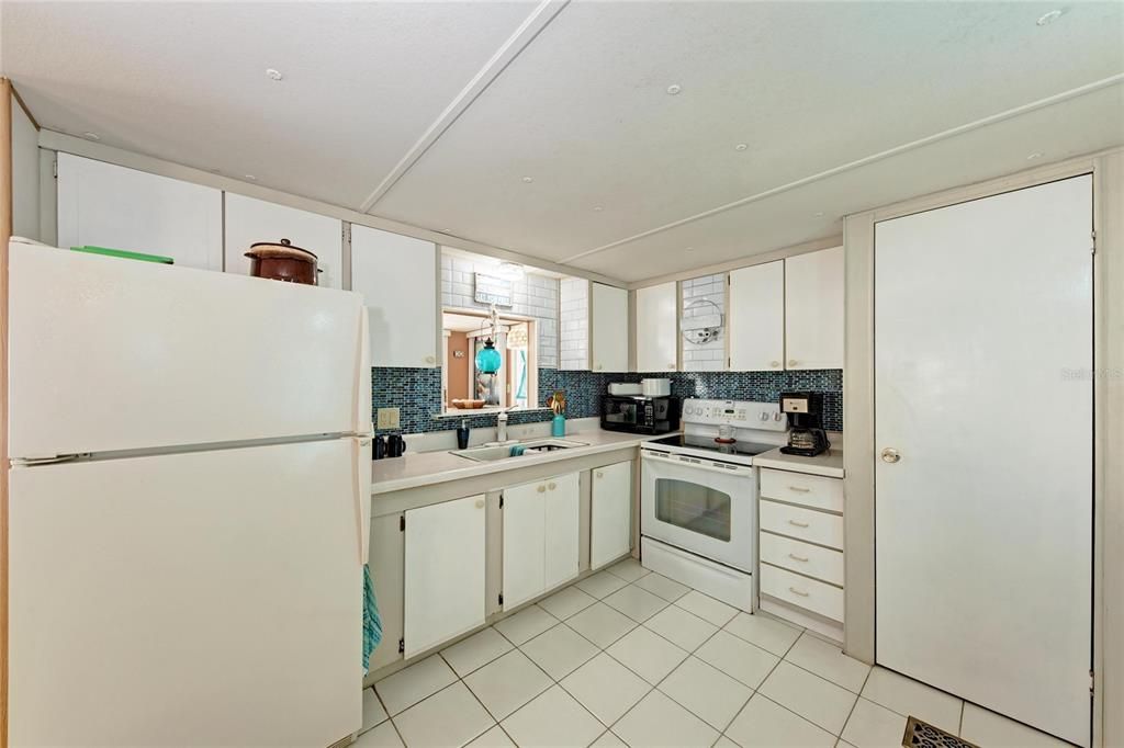 For Sale: $220,000 (2 beds, 1 baths, 894 Square Feet)