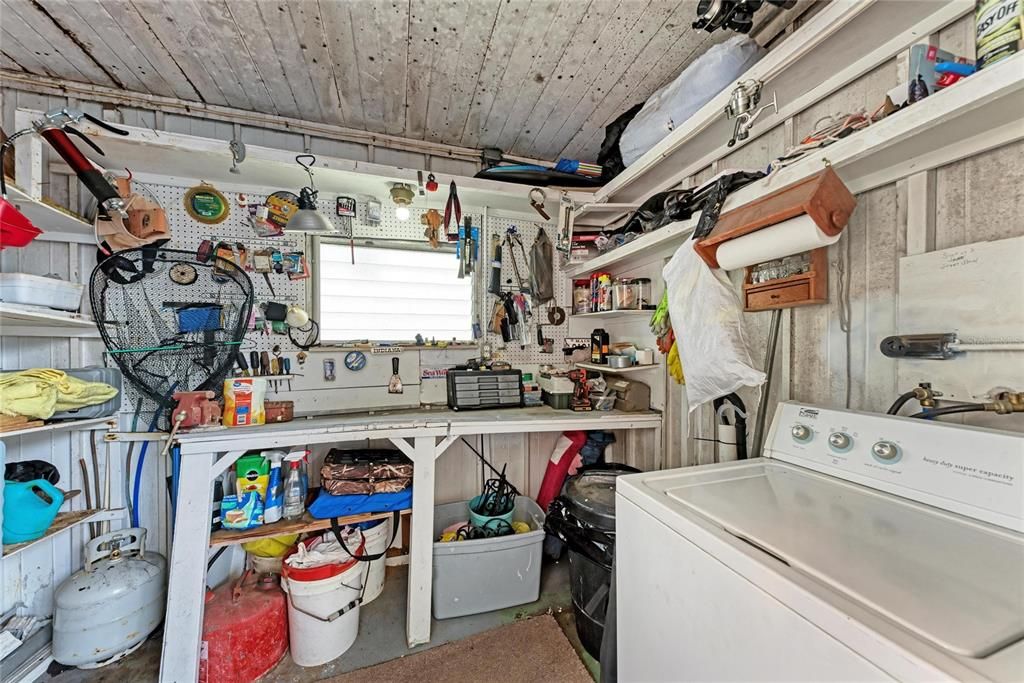 For Sale: $220,000 (2 beds, 1 baths, 894 Square Feet)