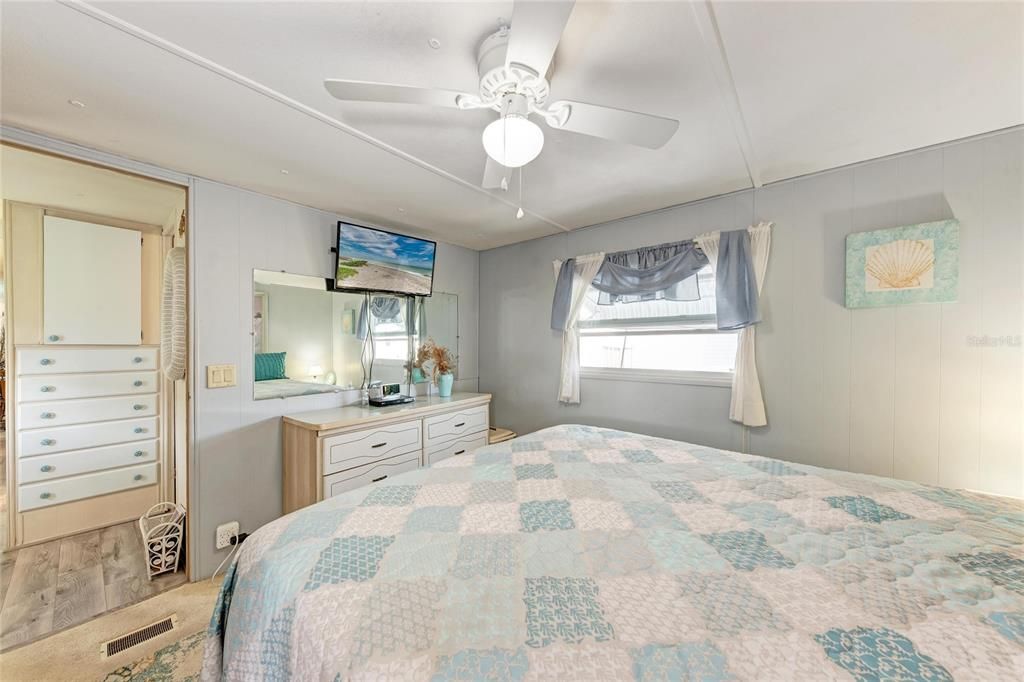 For Sale: $220,000 (2 beds, 1 baths, 894 Square Feet)