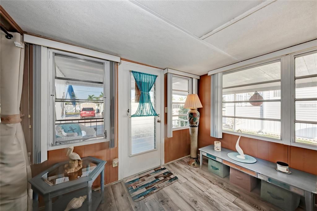 For Sale: $220,000 (2 beds, 1 baths, 894 Square Feet)