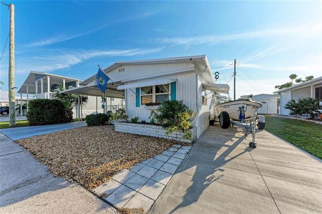 For Sale: $220,000 (2 beds, 1 baths, 894 Square Feet)